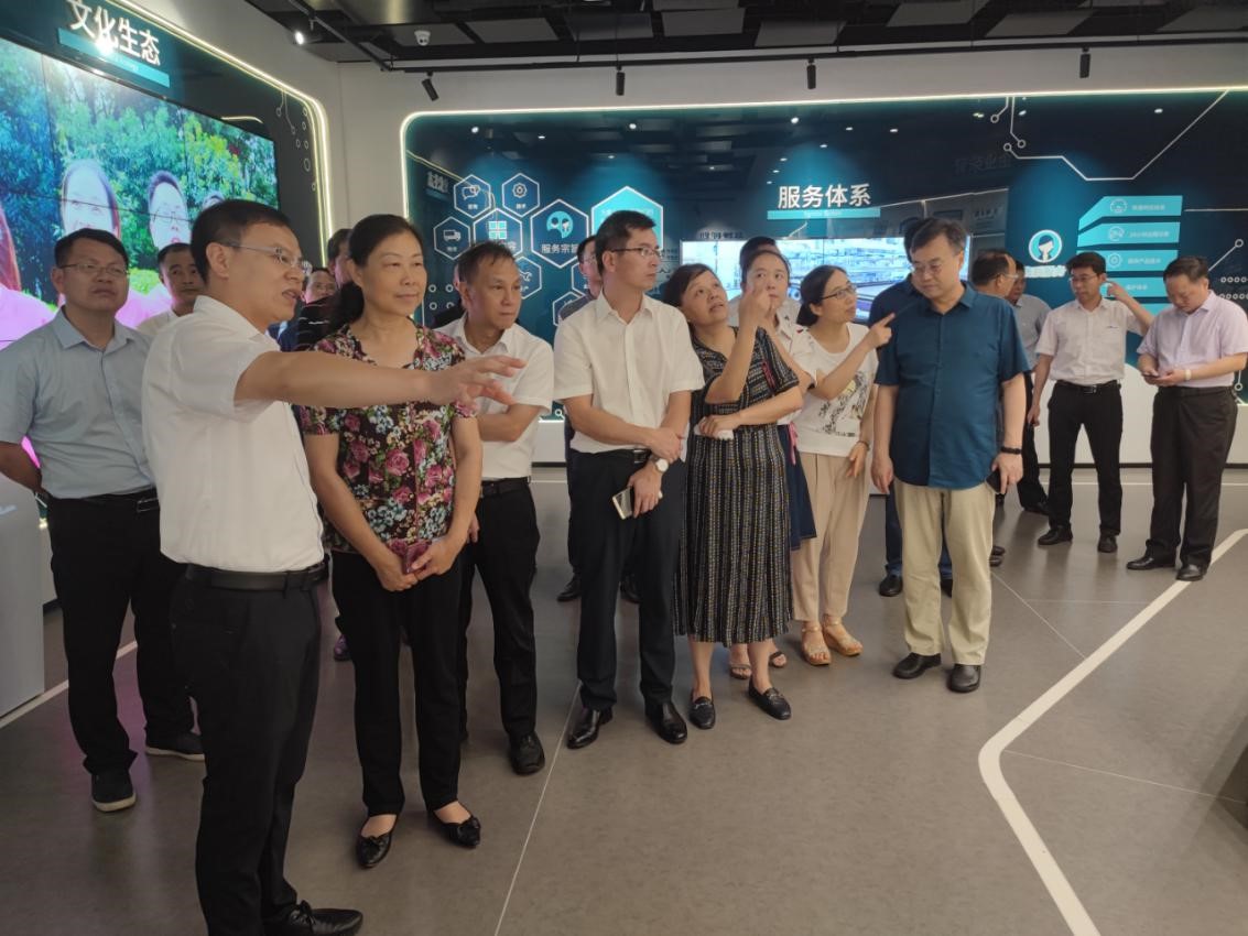 井岡山大學領導參觀江西工廠做交流指導(圖1) 井岡山大學領導參觀江西工廠做交流指導(圖1)